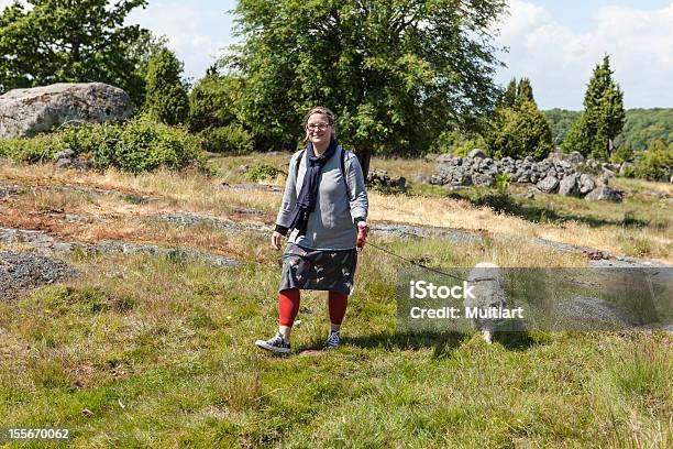 Walking Im Freien Stockfoto und mehr Bilder von Alt - Alt, Eine Frau allein, Eine Person