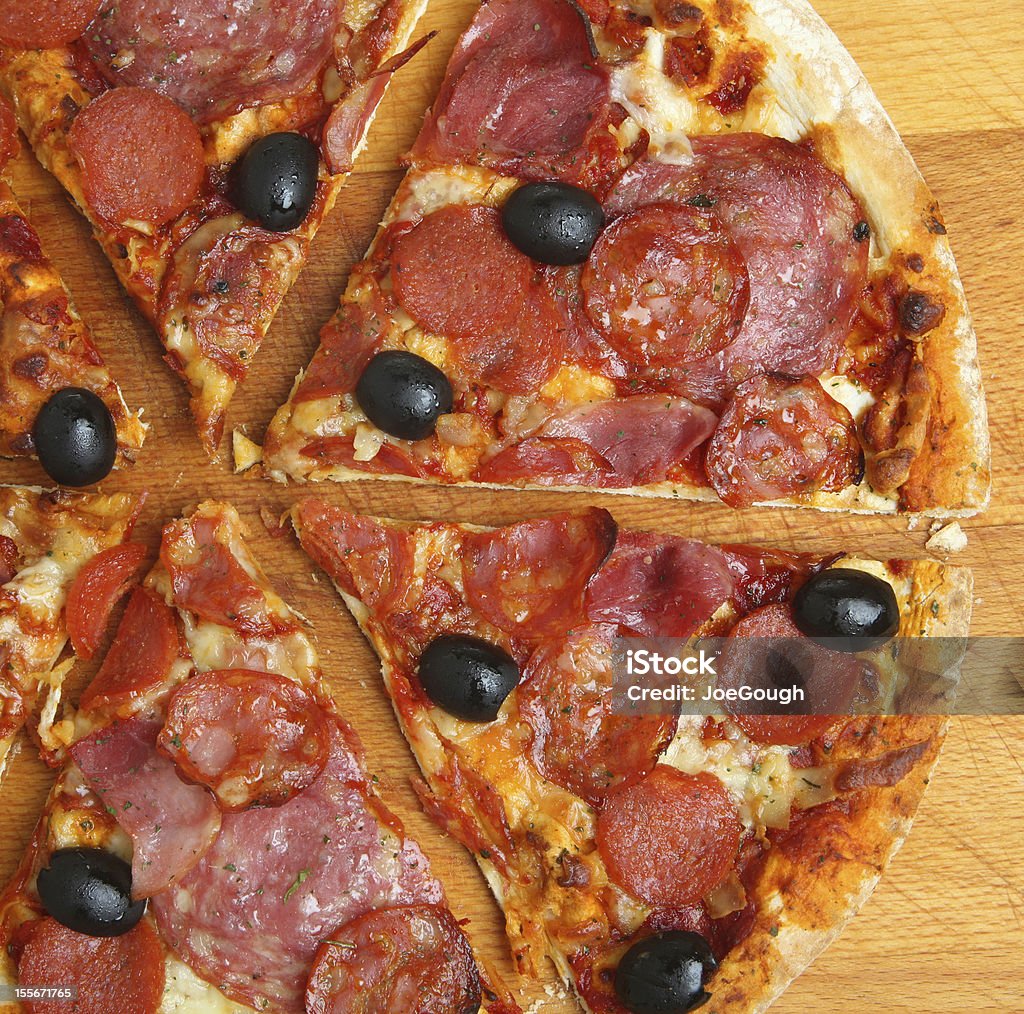 Pizza italiana con Salame - Foto stock royalty-free di Carne