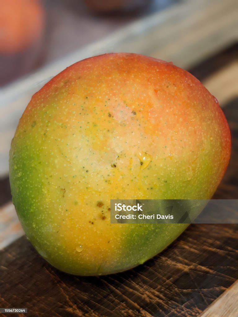 Mango R Closeup Organic Whole Mango Stock Photo - Download Image Now - Close-up ...