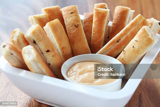 Breadsticks Foto de stock y más banco de imágenes de Ajo - Ajo, Al horno, Alimento