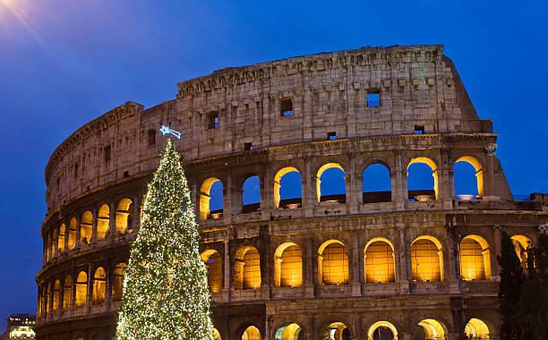 albero di natale al colosseo di notte - ancient rome coliseum rome italy foto e immagini stock