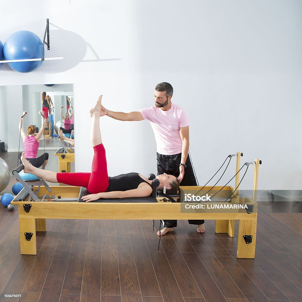 personal trainer, Pilates aeróbica Homem na cadillac - Foto de stock de Academia de ginástica royalty-free