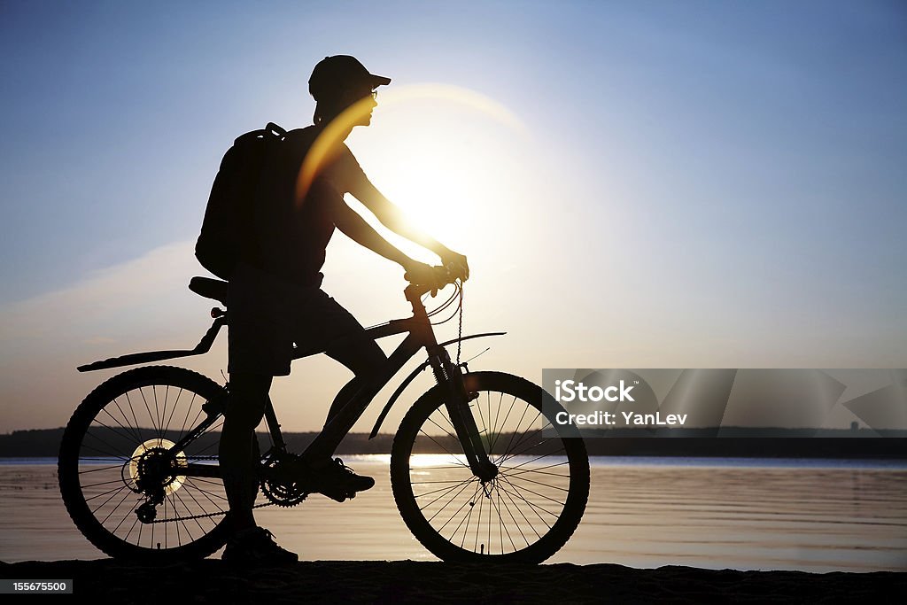 Radfahrer auf der Straße bei Sonnenuntergang - Lizenzfrei Abenteuer Stock-Foto