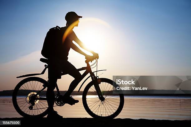 Photo libre de droit de Cycliste Sur Route Au Coucher Du Soleil banque d'images et plus d'images libres de droit de Activité - Activité, Activité de loisirs, Activités de week-end