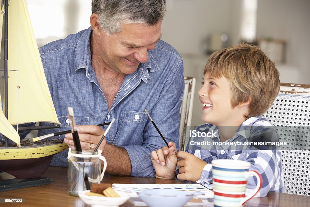 Hombre mayor modelo de decisiones con nieto - Foto de stock de Abuelo libre de derechos