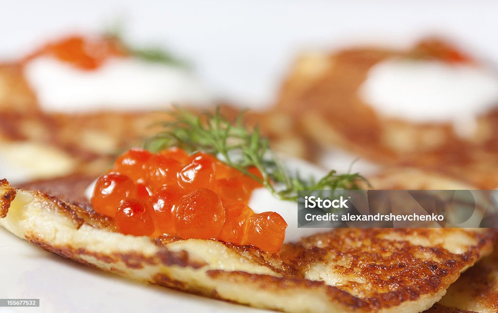 Papas panqueques con caviar rojo - Foto de stock de Aire libre libre de derechos