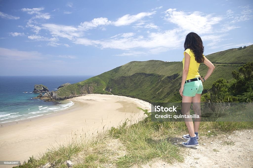 Mujer mirando Torimbia beach - Foto de stock de Actividades recreativas libre de derechos