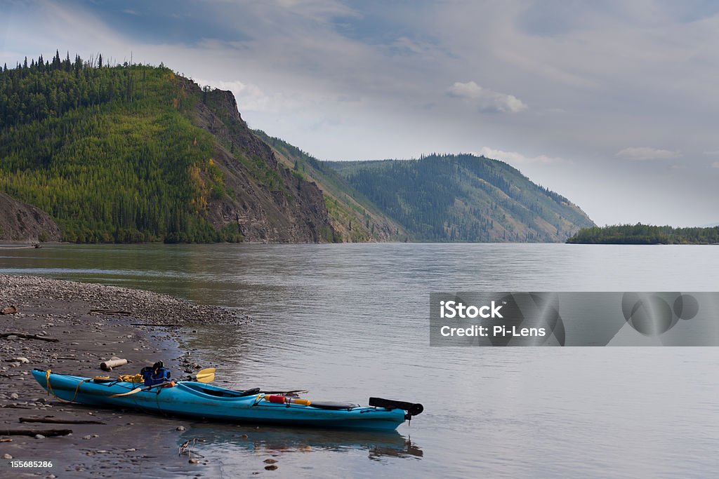 Kayak arenato sulla riva del fiume Yukon Canada - Foto stock royalty-free di Andare in canoa