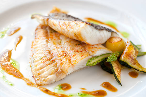 палтус рыба на гриле с овощами. - close up macro plate meal стоковые фото и изображения