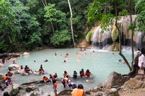 magnifique huay maekamin waterfall erawan national park en thaïlande. - waterfall tropical rainforest erawan thailand photos et images de collection
