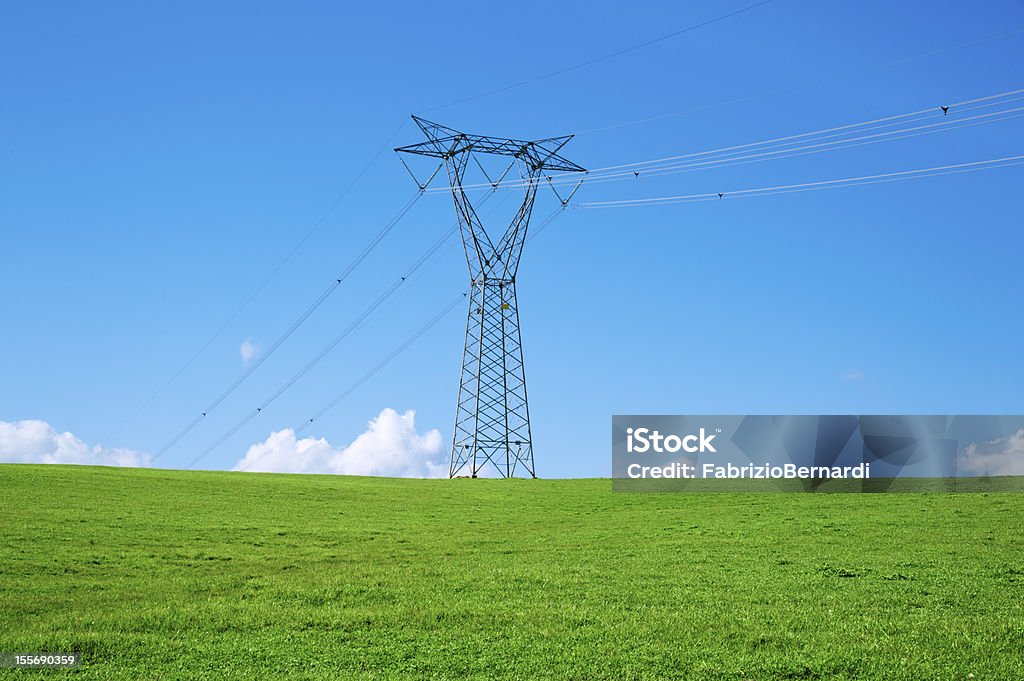 Torre de energia e acima da linha de alimentação - Foto de stock de Azul royalty-free