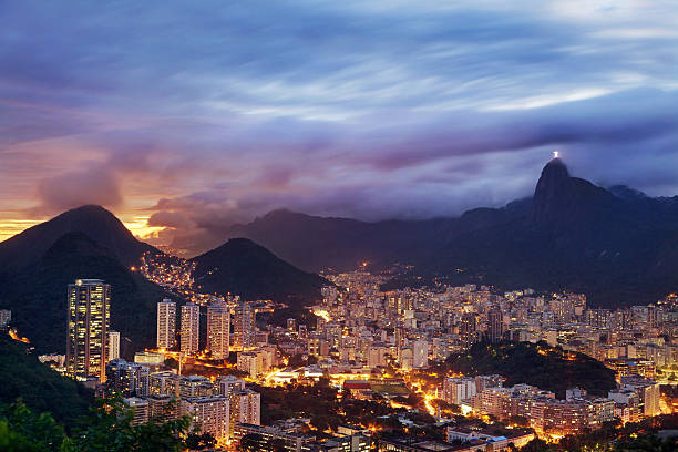 colorido vista para o rio de janeiro, ao pôr do sol - rio de janeiro night sugarloaf mountain corcovado - fotografias e filmes do acervo