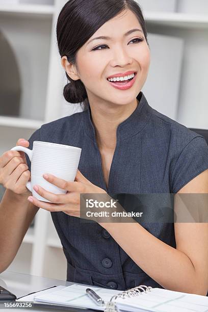 Photo libre de droit de Femme Asiatique Chinoise Femme Daffaires Boire Thé Ou Café banque d'images et plus d'images libres de droit de Adulte