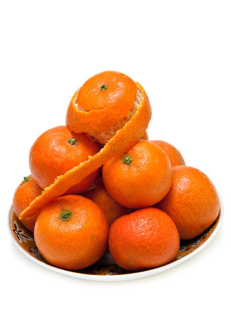 isolato mandarins retratte per mucchio su piatto - stowed foto e immagini stock