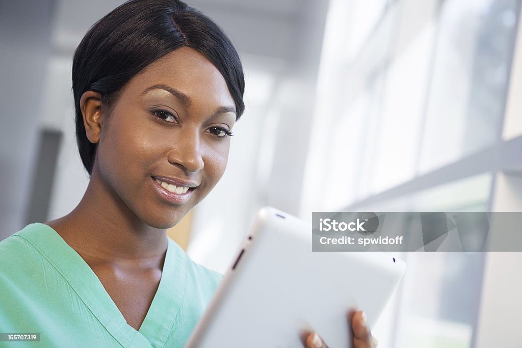 Enfermeira com computador tablet - Royalty-free Cor verde Foto de stock