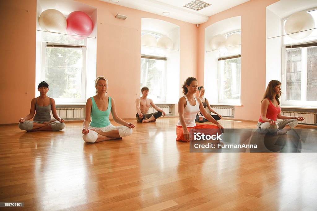 Üben Yoga Gruppe - Lizenzfrei Fitnesstraining Stock-Foto