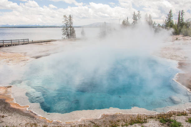 primavera calda povera nera - yellowstone national park nature textured natural basin foto e immagini stock