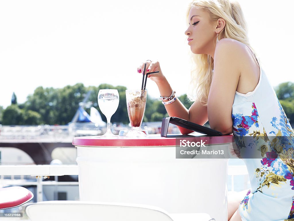 Женщина с планшета в кафе - Стоковые фото 20-24 года роялти-фри
