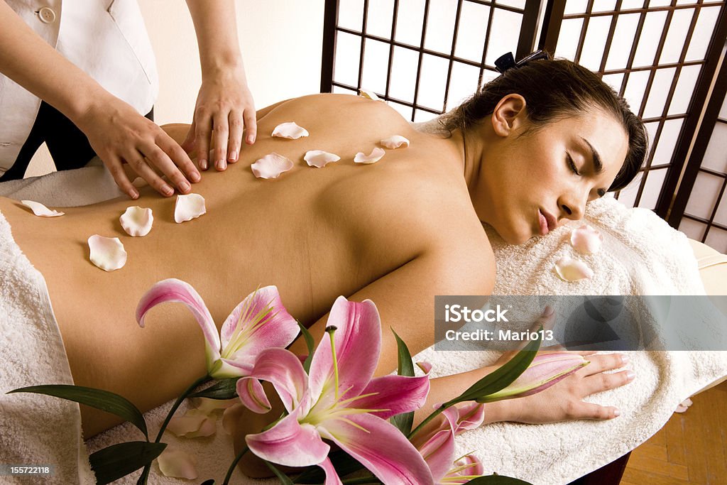 Bela mulher tendo massagem - Foto de stock de Adulto royalty-free