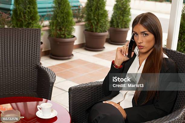 Mujer Con Cellphone In Cafe Foto de stock y más banco de imágenes de Adulto - Adulto, Adulto joven, Agarrar