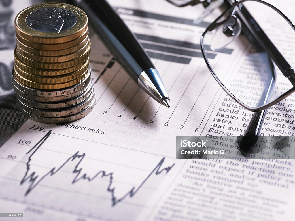 Gráfico financeiro com óculos e moedas - Royalty-free Pensão - Documento Bancário Foto de stock