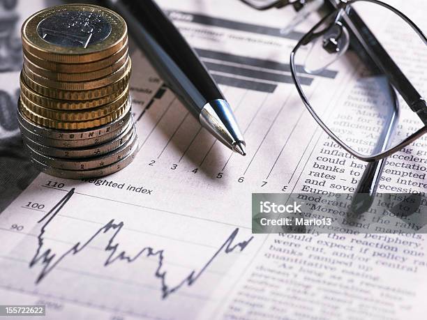 Gráfico Financeiro Com Óculos E Moedas - Fotografias de stock e mais imagens de Pensão - Documento Bancário - Pensão - Documento Bancário, Reforma - Assunto, Unidade Monetária da União Europeia