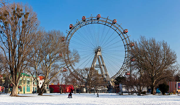 histórico de roda-gigante de viena no inverno - prater park imagens e fotografias de stock