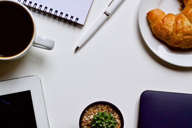 desk work laptop notebook pen and coffee cup hot - brown paper imagens e fotografias de stock