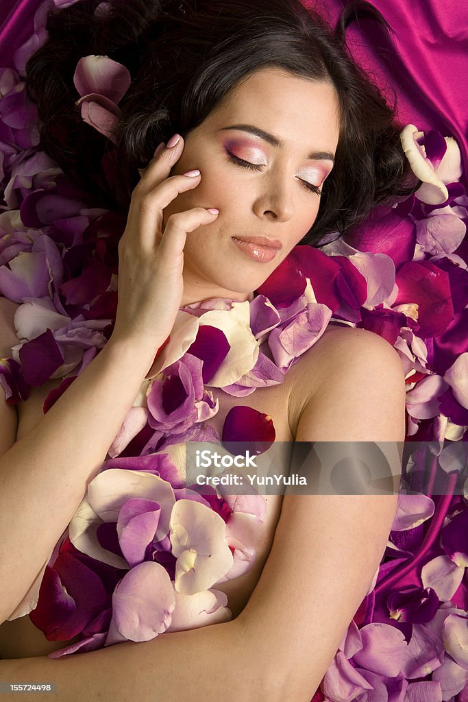 Piękna młoda kobieta w różowe Płatki' - Zbiór zdjęć royalty-free (Bukiet)