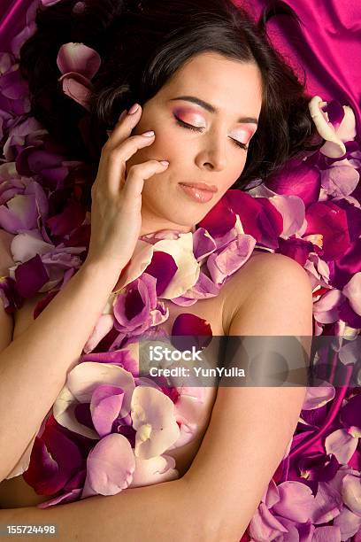Piękna Młoda Kobieta W Różowe Płatki - zdjęcia stockowe i więcej obrazów Bukiet - Bukiet, Czerwony, Dobre samopoczucie