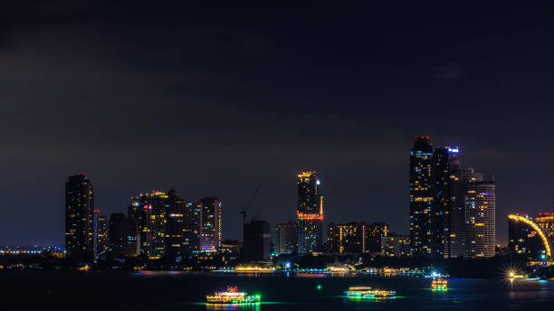 paisagem urbana sobre as cores e as luzes de pattaya e navios de cruzeiro no mar, pattaya bay à noite, bali hai view point, - bali hai - fotografias e filmes do acervo