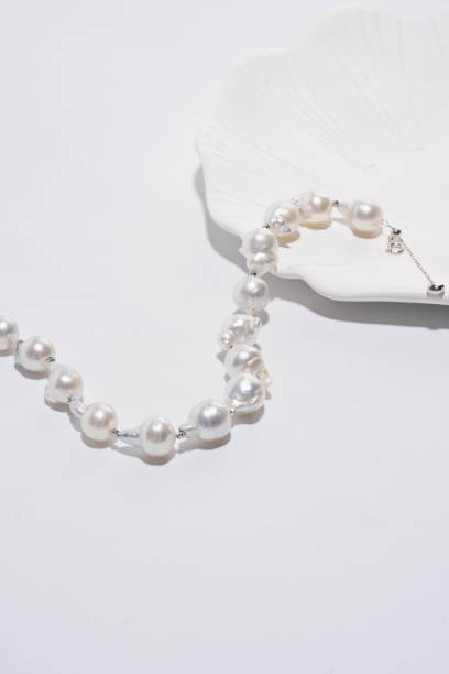 istock Baroque pearl bracelet 1557329009