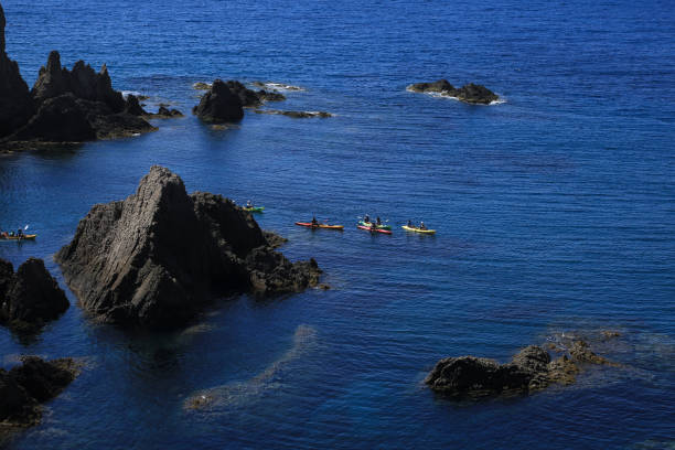 pessoas a praticar canoagem no recife sirenes no cabo de gata - vela peça de embarcação - fotografias e filmes do acervo