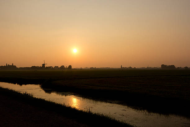 Holenderski zachód słońca w krajobraz polder – zdjęcie