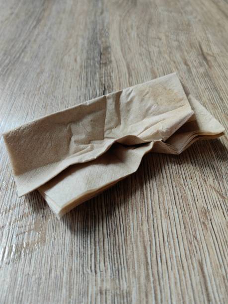 переработанная папиросная бумага. - paper craft brown wrinkled стоковые фото и изображения