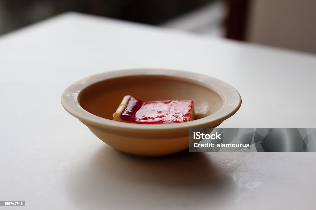 Pedaço pequeno de cheesecake com molho vermelho em tigela pequena brown - Foto de stock de Almoço royalty-free