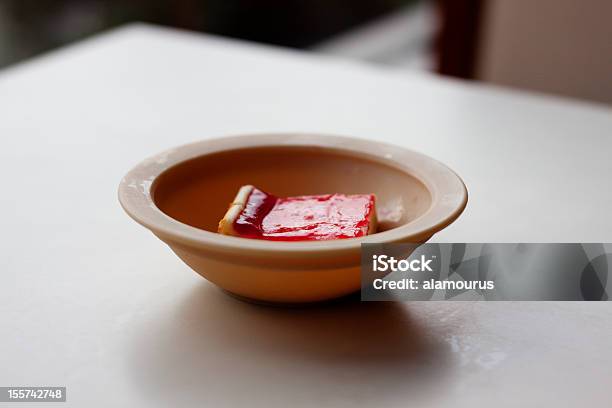 Foto de Pedaço Pequeno De Cheesecake Com Molho Vermelho Em Tigela Pequena Brown e mais fotos de stock de Almoço