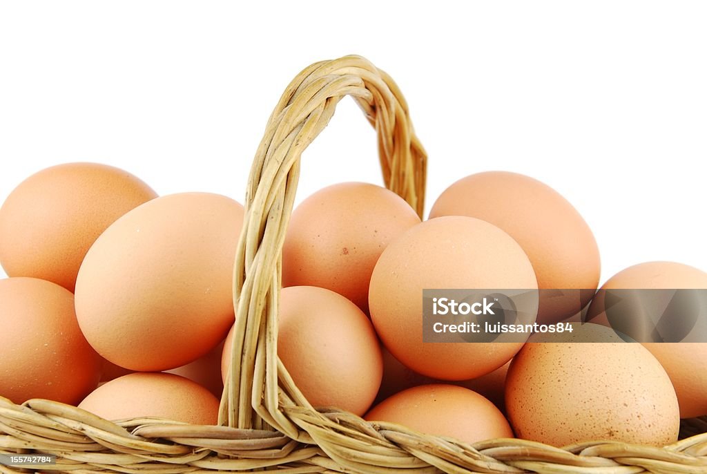 에그스 만들진 위커 바스켓 - 로열티 프리 한 바구니에 계란을 모두 넣지 말아라 스톡 사진