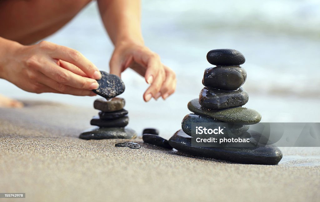 Junge Frau Gebäude stone tower am Strand - Lizenzfrei Stein - Fels Stock-Foto