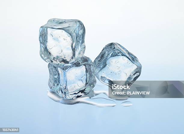 Cubos De Gelo - Fotografias de stock e mais imagens de Gelo - Gelo, Azul, Bebida