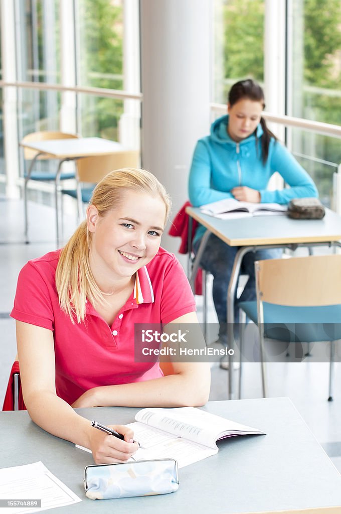 Gli studenti studiano - Foto stock royalty-free di Abbigliamento casual