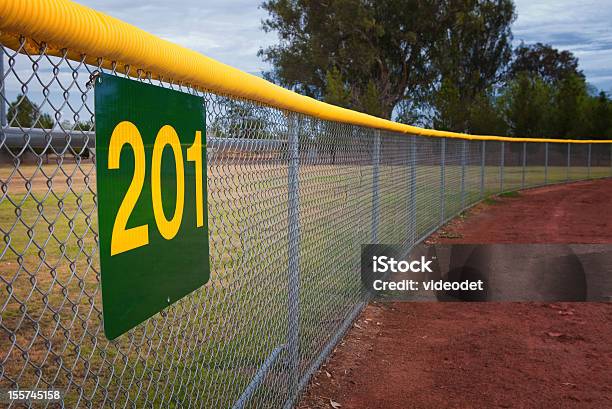 Little League Baseball Vedação - Fotografias de stock e mais imagens de Cerca - Cerca, Vedação de Arame, Liga de basebol e softbol juvenil