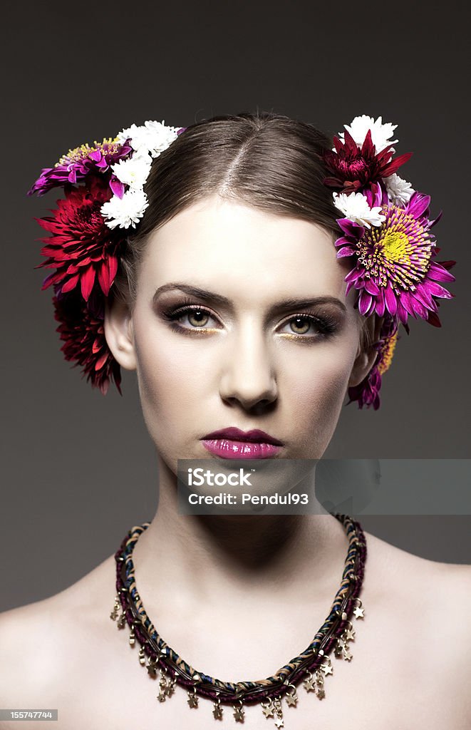 Bela jovem mulher com flores coloridas de cabelo. - Foto de stock de Adulto royalty-free