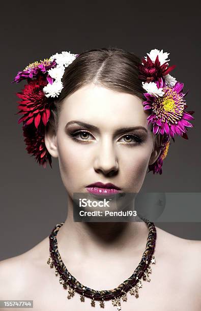 Foto de Bela Jovem Mulher Com Flores Coloridas De Cabelo e mais fotos de stock de Adulto - Adulto, Aspecto da Epiderme, Beleza