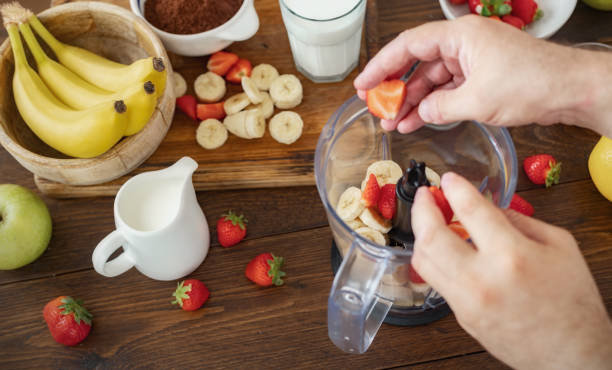 健康的な夏のフルーツカクテルの上面図コピースペースを調理する男性 - blueberry smoothie milk shake drink ストックフォトと画像