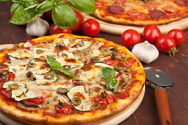 saudáveis legumes e cogumelos de pizza - pepperoni pizza green olive italian cuisine tomato sauce imagens e fotografias de stock