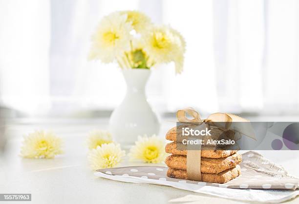 Gustosi Cookie Sul Tovagliolo - Fotografie stock e altre immagini di Bellezza - Bellezza, Bianco, Biscotto secco