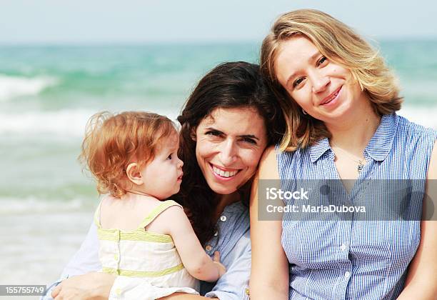 Счастливая Семья — стоковые фотографии и другие картинки Младенец - Младенец, Пара - Человеческие взаимоотношения, Лесбиянка