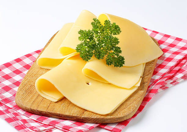 rodajas de queso en una tabla de cortar - yellow cheese thin portion fotografías e imágenes de stock