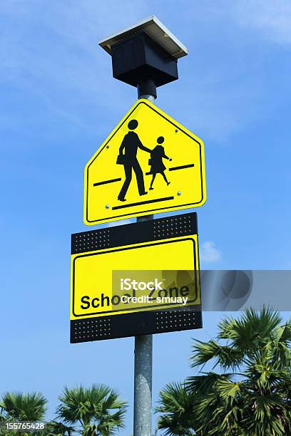 Escola Sinal De Zona - Fotografias de stock e mais imagens de Amarelo - Amarelo, Andar, Azul